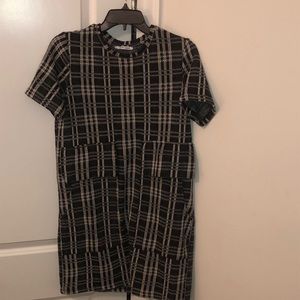 Black and White Knit Dress w/Pockets